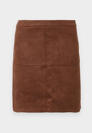 Mini-jupe en cuir suédé marron avec une texture lisse, présentant un design ajusté et des coutures discrètes pour plus de détails.