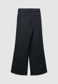 Schwarze weit geschnittene Hose aus glattem Stoff mit zwei Gesäßtaschen und einem Knopfverschluss an der Taille.