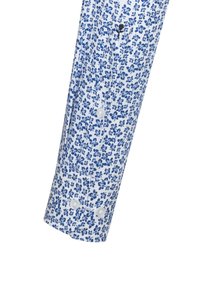 Biała rękaw koszuli z niebieskim kwiatowym wzorem, zapięcie na guzik oraz mała haftowana czarna róża obok guzików.