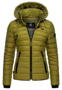 Polstret olivengrøn jakke med hætte, frontlynlås, sorte detaljer og to sidelommer. Har et lodret quiltet design og elastiske manchetter.