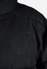 Černá zateplená bunda vyrobená z měkké, strukturované tkaniny. Disponuje kapucí a vyšitým logem "PEGADOR" na hrudi. Nastavitelný střih.