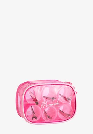 Trousse de maquillage rose avec un devant transparent, contenant six rouleaux à cheveux roses et des pinces en métal, dotée d'une fermeture éclair et d'un logo.