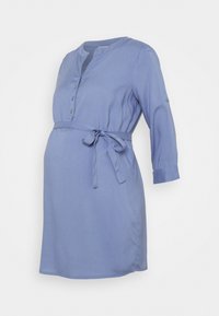 Robe de maternité bleu clair avec un col rond, des détails de boutons, une taille cintrée par un lien, et des manches trois-quarts, fabriquée en tissu doux.