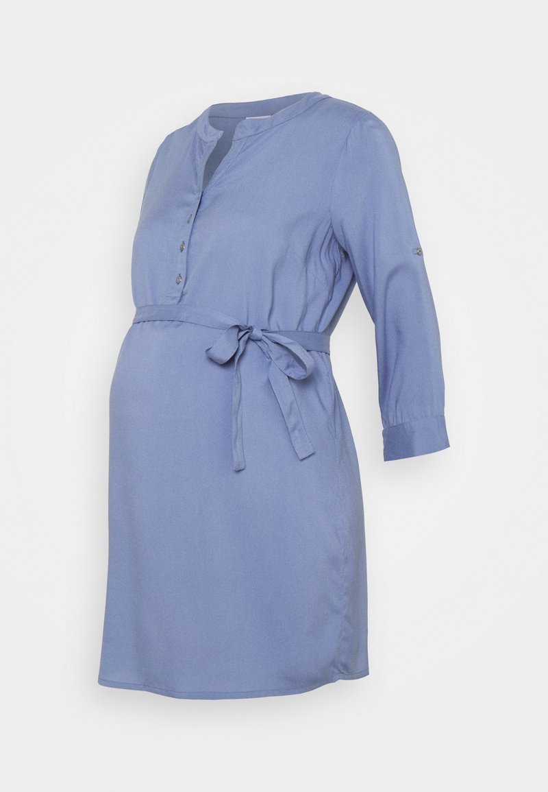Robe de maternité bleu clair avec un col rond, des détails de boutons, une taille cintrée par un lien, et des manches trois-quarts, fabriquée en tissu doux.