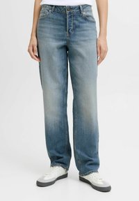 Jeans de mezclilla azul claro con ajuste recto, que presentan un estilo de cinco bolsillos, cierre de botón y áreas desgastadas para un aspecto usado.
