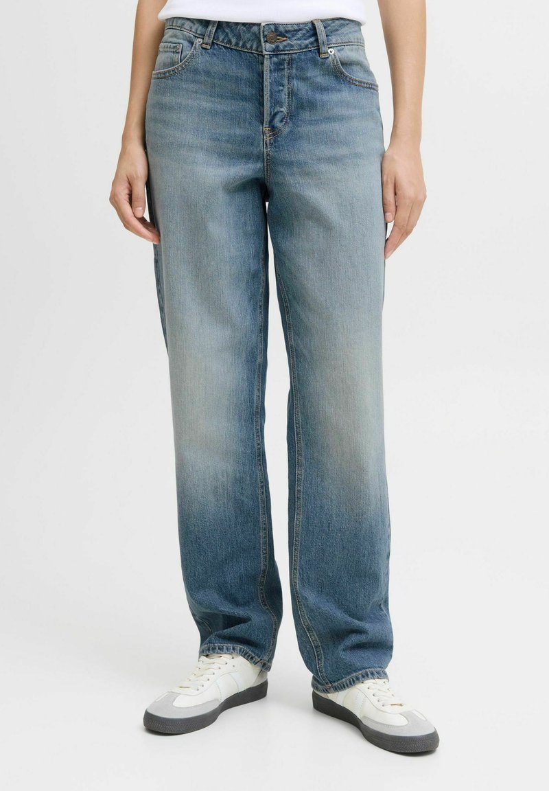 Jeans de mezclilla azul claro con ajuste recto, que presentan un estilo de cinco bolsillos, cierre de botón y áreas desgastadas para un aspecto usado.