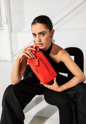 Burkely MINIMAL MASON - Toilettas - red