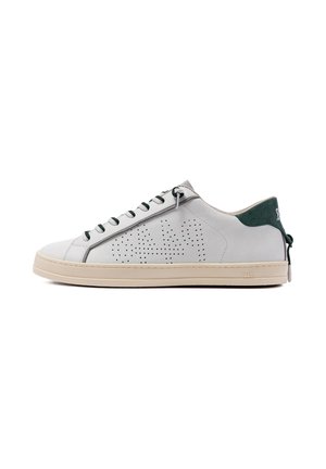 Zapatilla baja de cuero blanco con logo perforado, talón de ante verde oscuro, cordones a juego y suela de goma beige.