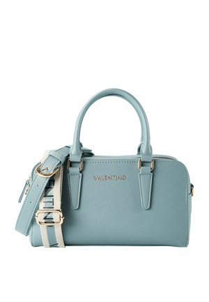 Sac à main bleu clair en matière à texture lisse, doté de deux poignées supérieures, d'une bandoulière amovible, de ferrures dorées et d'un logo embossé.