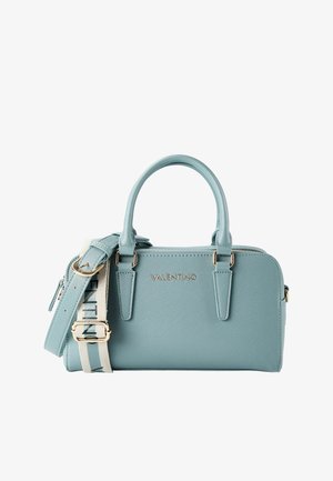 Bolso azul claro con material de textura suave, dos asas superiores, correa de hombro desmontable, herrajes dorados y logotipo en relieve.