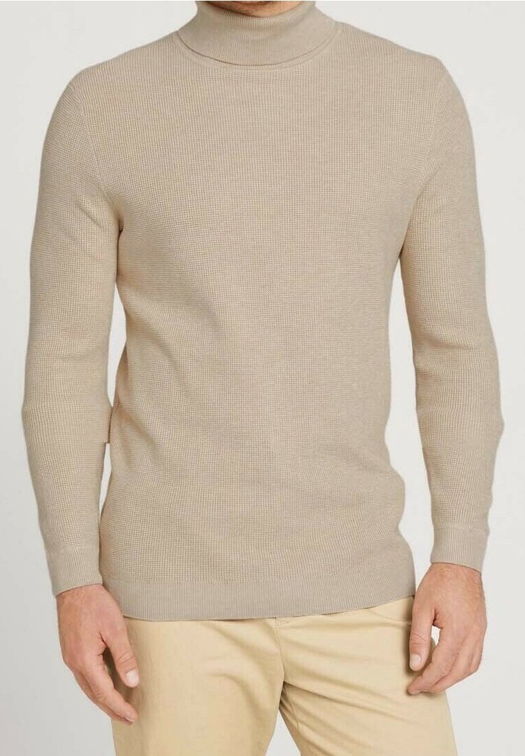 Maglione beige a collo alto in tessuto a maglia costina, con maniche lunghe e design aderente, dalla trama liscia e uniforme.