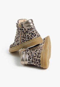 Stivali alla caviglia con stampa leopardata e dettagli metallici dorati, chiusura con zip, parte superiore testurizzata e suola in gomma con un design del battistrada a motivi.