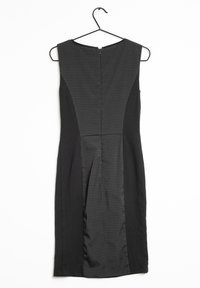 Černé šaty s přiléhavým střihem, s texturovaným kostkovaným vzorem na horní části zad a s pevným černým panelem po stranách.