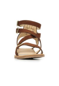 Sandal in suede marrone con più cinturini, suola piatta e doppi dettagli con fibbia. Design semplice e colore neutro adatto per un abbigliamento informale.