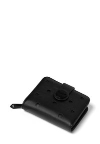 Černá kožená peněženka s texturovaným povrchem a kulatými výřezy, s patentním zavíráním a kulatým reliéfním logem na přední straně.