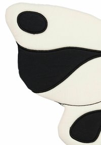 Cuscino a forma di farfalla in bianco e nero con trama di tessuto liscia, caratterizzato da linee curve, dettagli cuciti e particolari arrotondati.