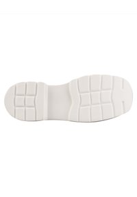 Semelle de chaussure blanche avec des motifs de bande de roulement rectangulaires et texturés, espacés uniformément pour l'adhérence et la traction, affichée sur un fond blanc uni.