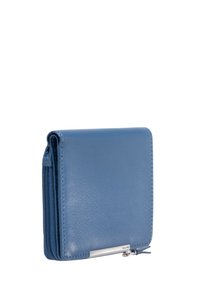 Portafoglio blu in pelle con texture liscia, design a due ante e dettagli in metallo argentato. Presenta una chiusura a zip e una placca con il logo in metallo.