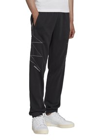 Černé sportovní kalhoty s šedým cik-cak prošíváním, bočními kapsami, elastickým pasem a manžetami, doplněné o bílé tenisky.