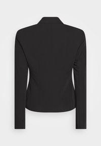 Černé vypasované sako s strukturovaným designem, výstřihem se zářezem, dlouhými rukávy a hladkou látkou. Na zádech jsou šité švy bez ozdob.