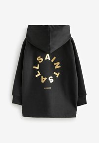 Sudadera con capucha negra con un logotipo circular dorado que dice "ALL SAINTS LONDON" en la parte posterior. Tiene mangas largas y puños acanalados.