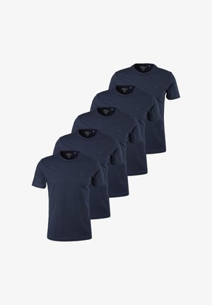 Viisi identtistä, lyhythihnaista, laivastonsinistä pyöreäkauluspaitaa sijoitettuna porrastetusti rivissä valkoisella taustalla.