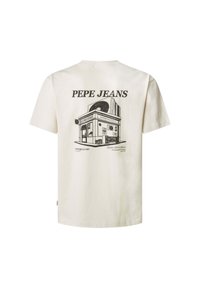 Camiseta de algodón crema con un gráfico negro de una tienda de discos en la parte posterior, con el texto "PEPE JEANS" arriba y discos de vinilo multicolores.