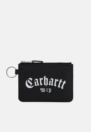 Cartera de cuero negro con cierre de cremallera, que cuenta con un llavero plateado y el logotipo "Carhartt WIP" en una fuente estilizada en la parte frontal.