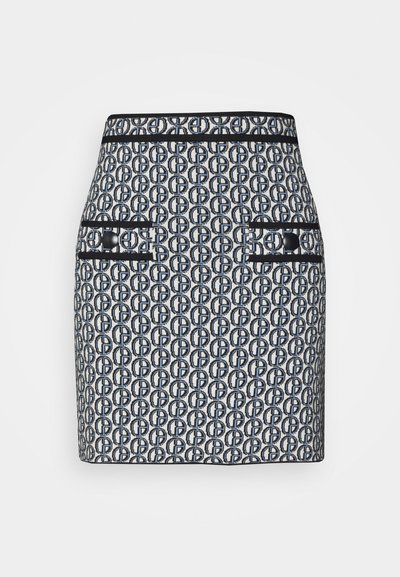 Kort nederdel i et marineblåt og hvidt helhedsmønster med logo. Har to forlommer med sort kant og knapdetaljer. Fremstillet af vævet stof.