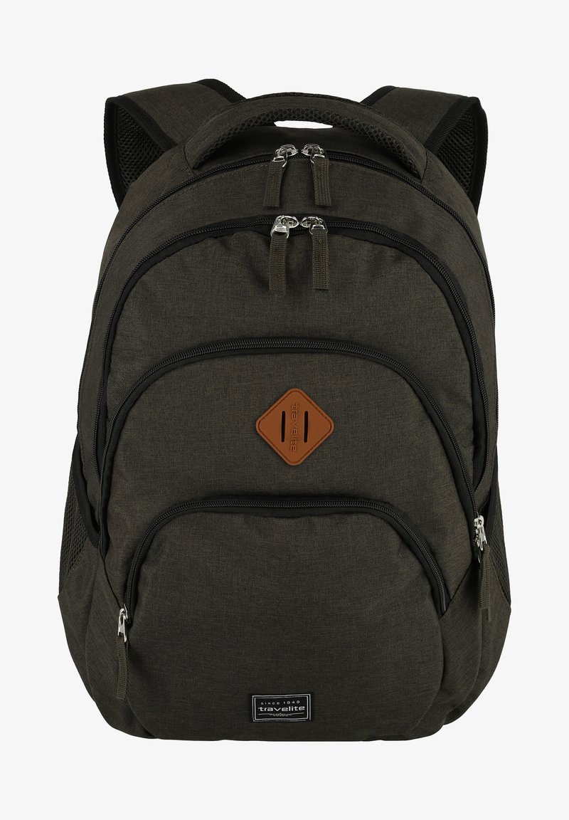 Zaino in tessuto verde scuro con numerosi scomparti con zip, un accento in pelle marrone, tasche laterali in rete e spallacci imbottiti.