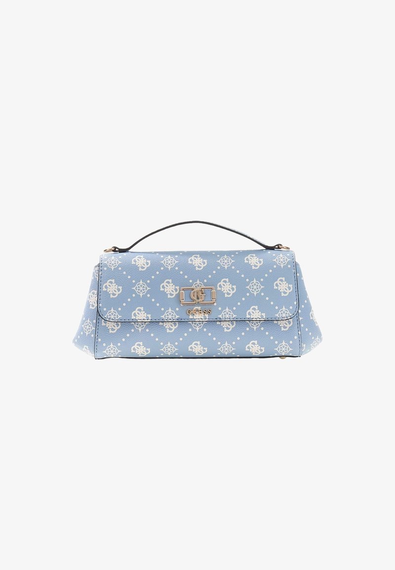 Sac à main Guess bleu clair avec motif logo blanc, fermoir doré et une seule anse supérieure noire sur fond blanc.