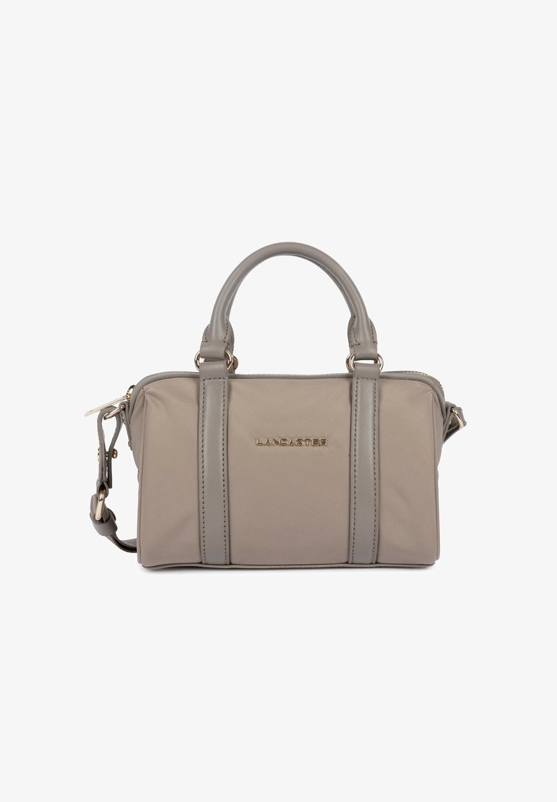 Sac à main rectangulaire taupe avec double poignée supérieure, bandoulière amovible et logo Lancaster doré à l'avant.