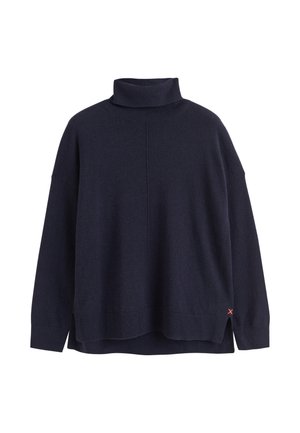 Navyblauer Rollkragenpullover aus weichem Material, mit lockerer Passform, seitlichen Schlitzen und einem kleinen roten Akzentstich am Saum.