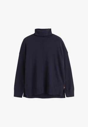 Navyblauer Rollkragenpullover aus weichem Material, mit lockerer Passform, seitlichen Schlitzen und einem kleinen roten Akzentstich am Saum.