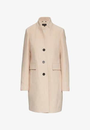 Jasnoróżowy wełniany płaszcz z wysokim kołnierzem, trzema guzikami z przodu, dwoma bocznymi kieszeniami i teksturowanym wykończeniem. Klasyczna, dopasowana sylwetka.