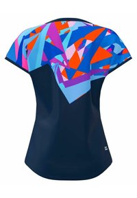 Camisa de manga corta con una base azul marino, que presenta un vibrante patrón geométrico abstracto en azul, rosa y naranja en la parte superior.