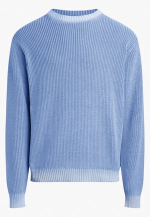 Lysblå sweater med ribbet tekstur, rund halsudskæring og lange ærmer. Manchetter og kant har et kontrasterende ribbet bånd.