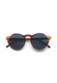 Runda solglasögon med en djupröd ram och klara orange detaljer. Mörkblå linser och en distinkt näsdel. Texturerade skalmar.