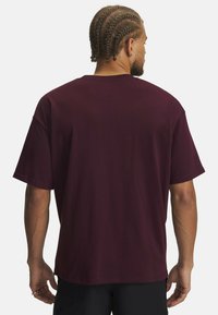 Burgundy kortærmet t-shirt lavet af bomuld, med afslappet pasform og rund hals, med en glat tekstur og enkelt design.