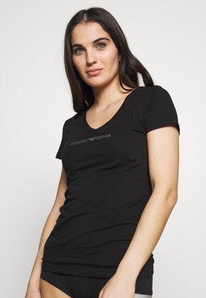 Zwarte katoenen T-shirt met korte mouwen en een V-halslijn, voorzien van subtiele decoratieve tekst in strass over de borst.