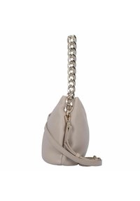 Beige handtas met een zachte textuur, een asymmetrische vorm, een zilveren kettinghandvat en een afneembare schouderriem voor veelzijdige draagmogelijkheden.