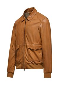 Giacca di pelle marrone con colletto, zip frontale, due tasche sul petto e polsini e orlo a coste. Texture liscia e design su misura.