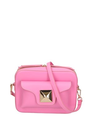 Borsa a tracolla sintetica rosa con un'accents a piramide dorata sul davanti, chiusura con zip, tracolla regolabile e tasca anteriore con alette.