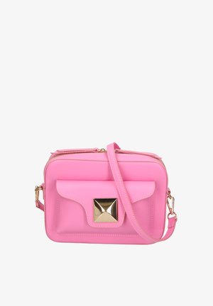Sac bandoulière synthétique rose avec un accent en pyramide dorée à l'avant, fermeture éclair, bandoulière ajustable et poche avant avec rabat.