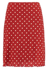 Czerwona spódnica o gładkiej fakturze z białymi groszkami, prostym kroju i falbaniastym dołem. Doskonała na codzienną stylizację.
