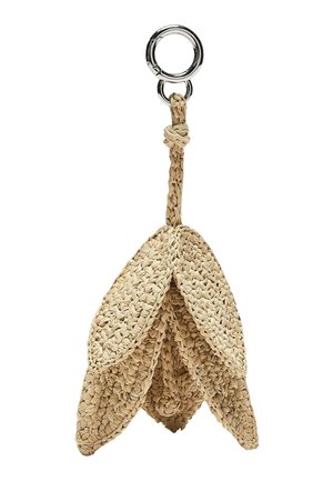 Portachiavi in metallo argentato con un anello che tiene un nappina intrecciata in fibra naturale a forma di petali sovrapposti.