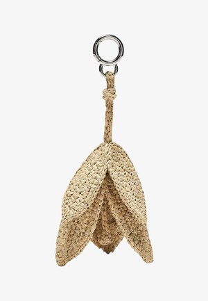 Portachiavi in metallo argentato con un anello che tiene un nappina intrecciata in fibra naturale a forma di petali sovrapposti.