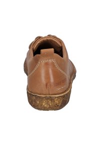 Scarpa di pelle marrone con retro arrotondato, caratterizzata da una suola in gomma testurizzata, cuciture visibili e dettaglio del logo impresso.