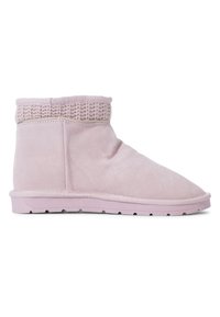 Botas de tobillo de ante rosa con una textura suave, un puño de punto y una suela plana con un patrón de tracción en zig-zag. Cierre lateral para facilitar el uso.