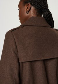 Modström SHAYMD COAT - Trenchcoat - dark coffee